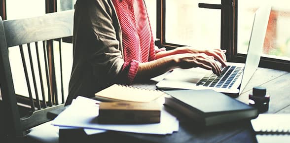 Mujer trabajando en un computador