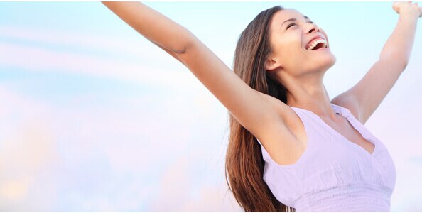 Desodorante para hiperhidrosis Mujer brazos abiertos