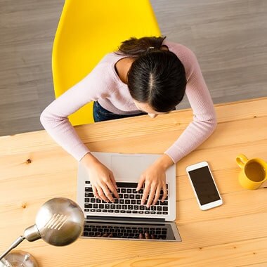 Mujer en computador