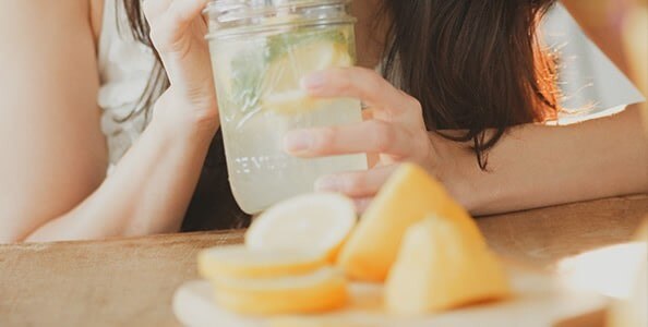 Mujer bebiendo refresco