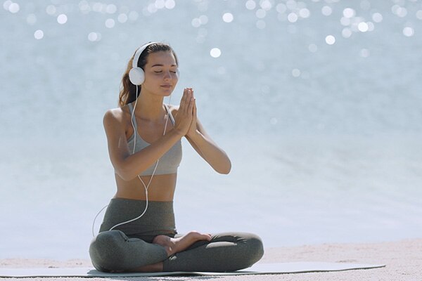 Mujer meditando Mujer meditando
