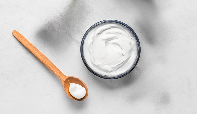 Crema hidratante aplicada en las axilas, proporcionando nutrición y suavidad a la piel
