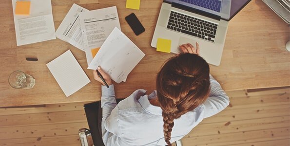 Mujer estudiando Mujer estudiando