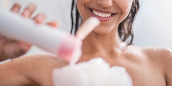 Chica sonriente bañandose y usando espuma Chica sonriente bañandose y usando espuma
