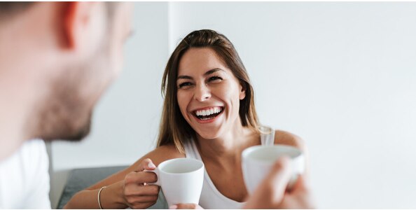 Hombre y mujer sonriendo