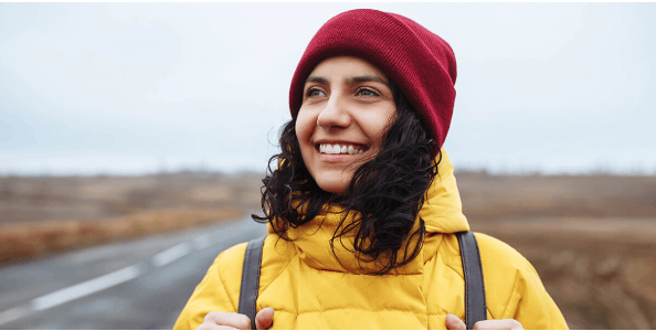 Mujer con chaqueta amarilla sonriendo